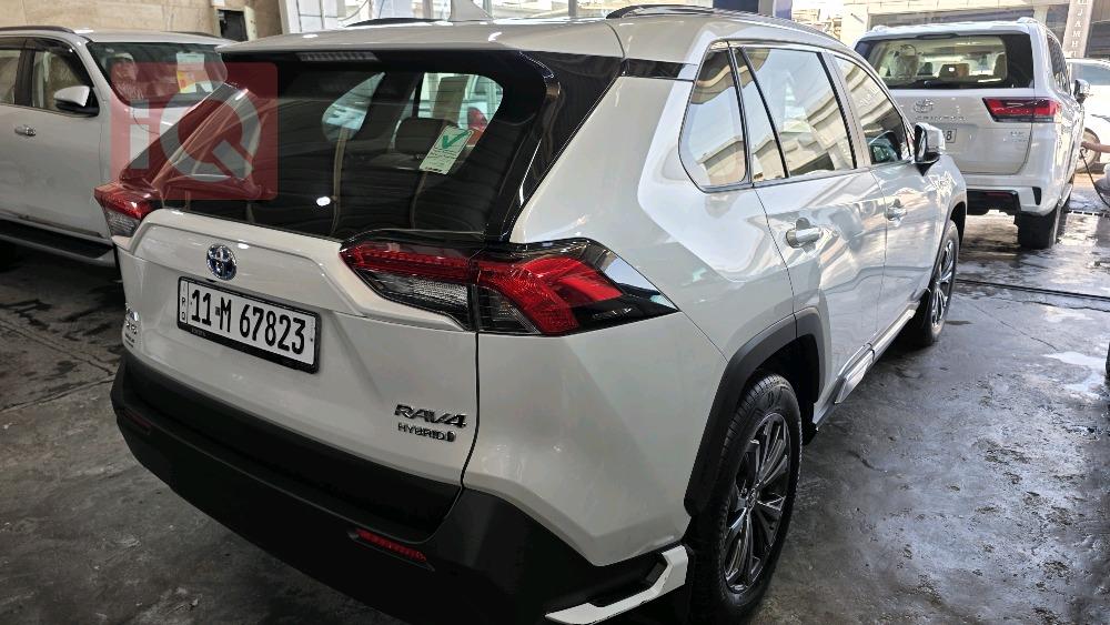 تۆیۆتا ڕاڤ 4